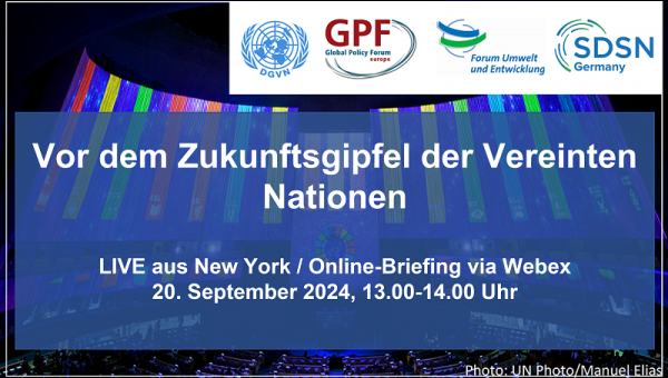 Im Hintergrund UN-Plenarsaal mit SDGs an Leinwand projiziert. Im Vordergrund die Logos der Veranstalterorganisationen und Titel der Veranstaltung "Vor dem Zukunftsgipfel der Vereinten Nationen"