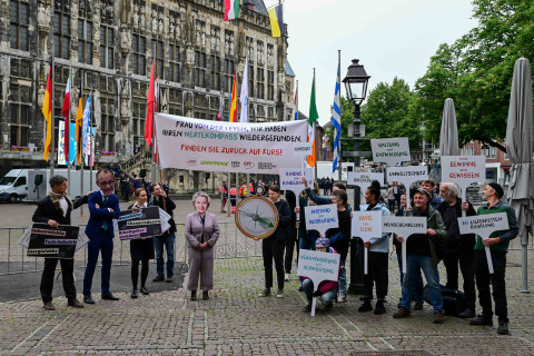 Demonstrierende halten Banner und Plakate hoch für die Menschenrechte, die EU-Lieferkettenrichtlinie und den Umweltschutz